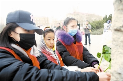 向烈士紀念碑獻花。