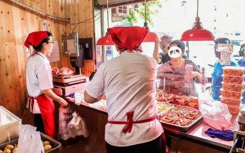 天津這一條特色美食街地處城區(qū)中心，被譽(yù)為“吃貨天堂”