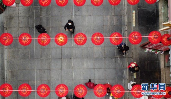 滿眼中國紅 古文化街“年味兒”濃郁