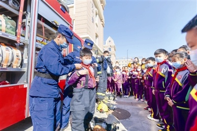 天津開學第一天:我在路上護你周全 你在校園活力滿滿