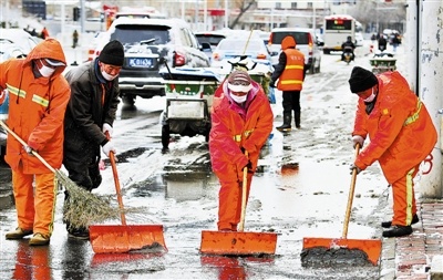 天津出現(xiàn)大范圍雨雪天氣：迅速行動(dòng) 清雪保暢通