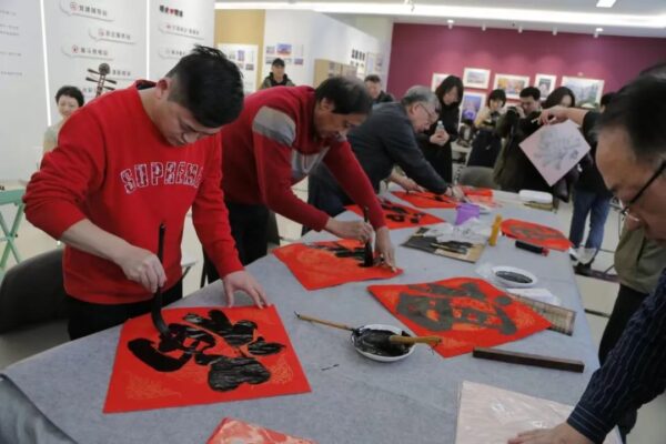 天津市河北區(qū)舉辦“翰墨丹青迎新春   文企連心促發(fā)展”新春送福活動(dòng)