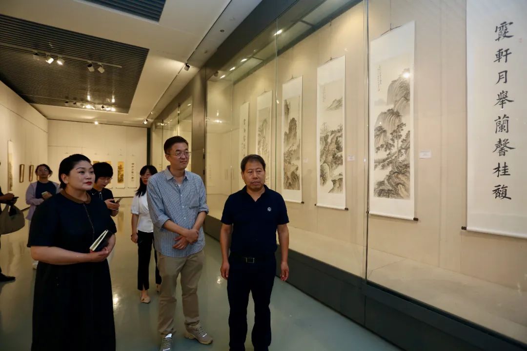 王寶利山水畫作品展在濱海美術(shù)館開幕 75件套作品呈現(xiàn)“翰墨蘊(yùn)香”