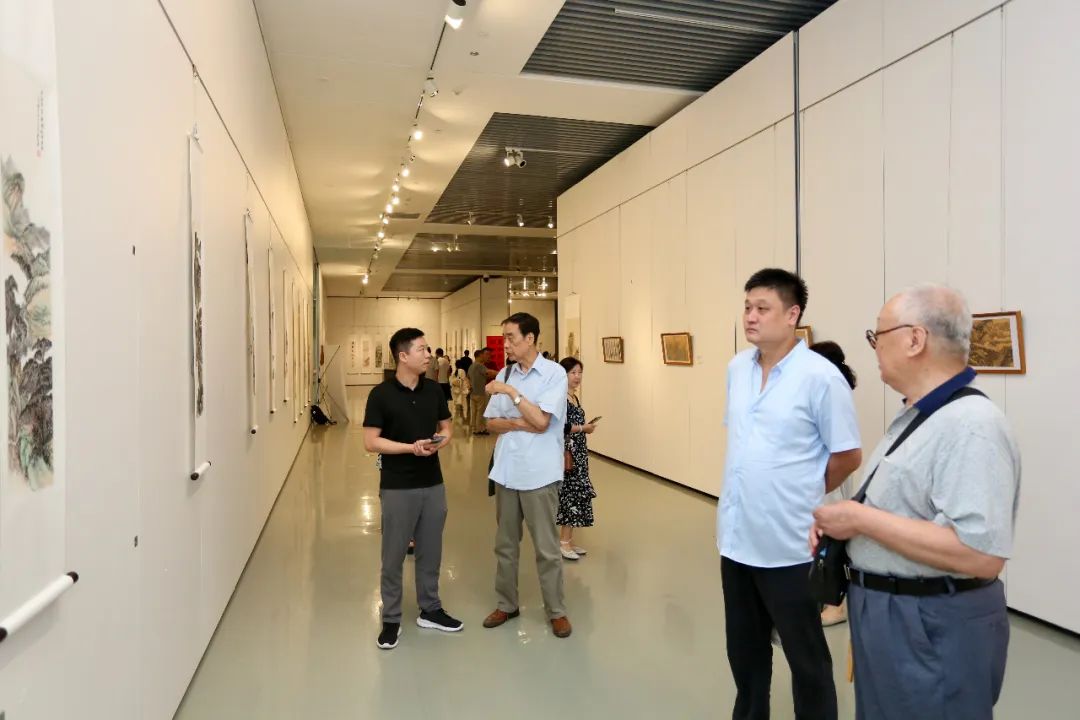 王寶利山水畫作品展在濱海美術(shù)館開幕 75件套作品呈現(xiàn)“翰墨蘊(yùn)香”