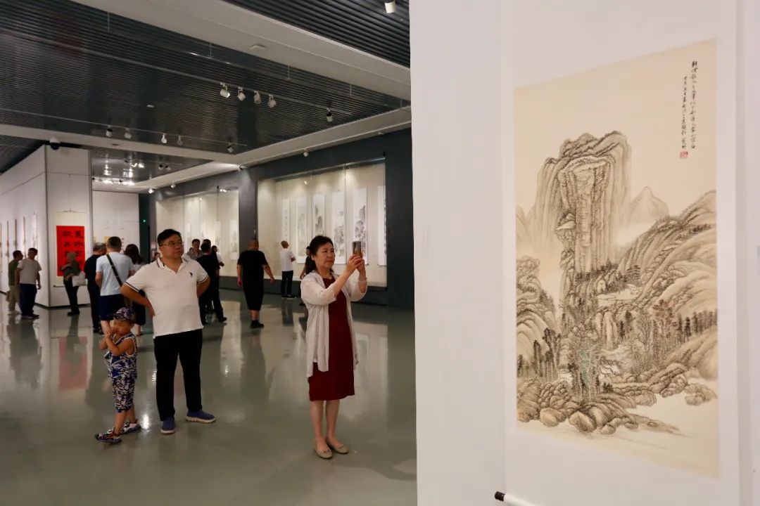 王寶利山水畫作品展在濱海美術(shù)館開幕 75件套作品呈現(xiàn)“翰墨蘊(yùn)香”