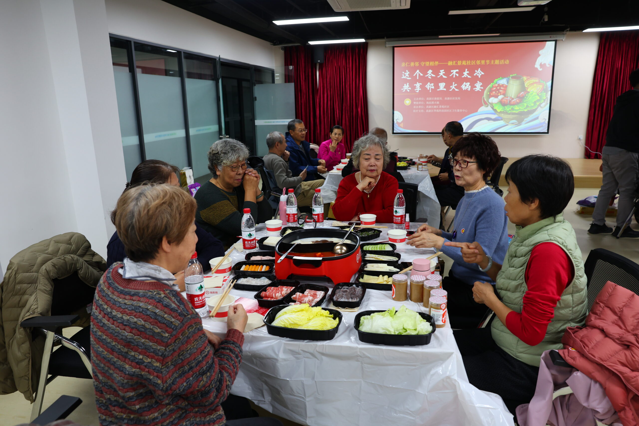 這個冬天不太冷！“火鍋之約”溫暖社區(qū)老人冬日時光